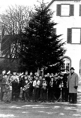 Erster Auftritt der Jugendkapelle beim Weihnachtslieder spielen 1963