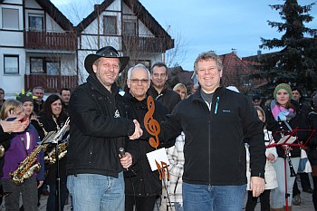 Martin Warth gratuliert Jochen Unselt fuer 15 Jahre Dirigententaetigkeit